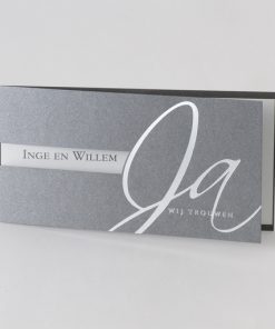 Grijze kaart met wit inlegvel en zilverfolie 'ja wij trouwen'