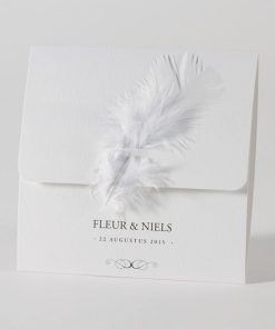 Witte pochette met pluimpje