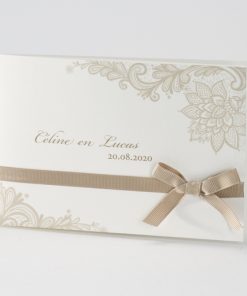 Crème trouwkaart met sierlijk kantmotief