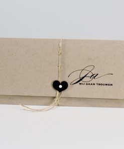 Eco bruine pochettekaart met zwart hartje