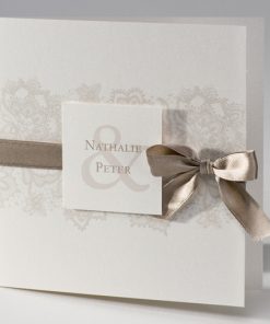 Beige trouwkaart met kantmotief en luxelint