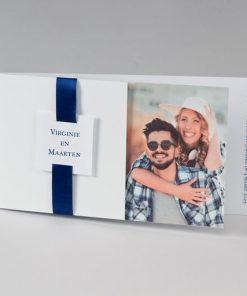 Blanco fotokaart met donkerblauw lint
