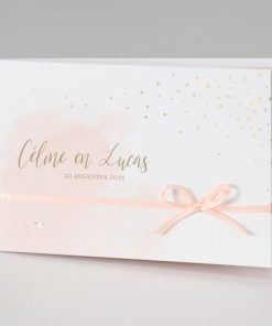 Gouden confetti op zachtroze aquarel