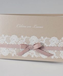 Bruine glinsterende trouwkaart met witte kant