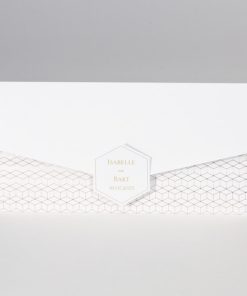 Langwerpige witte pochette met geometrisch patroon in koperfolie
