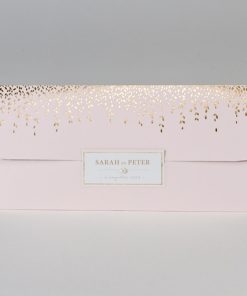 Roze huwelijkskaart met hangende blaadjes in goudfolie