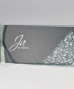 Staalgrijze trouwkaart met gelaserd kantmotief NL - mint