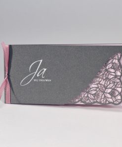 Staalgrijze trouwkaart met gelaserd kantmotief NL - roze