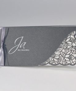 Staalgrijze trouwkaart met gelaserd kantmotief NL