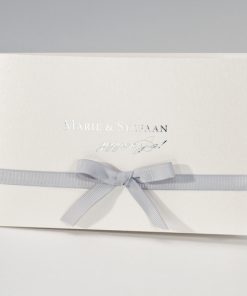 Stijlvolle pochette met grijs lint