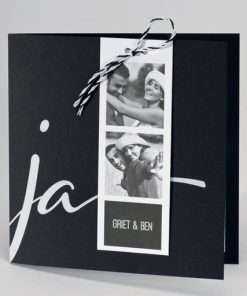 Zwarte huwelijksuitnodiging JA met fotostrip