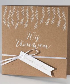 Huwelijksaankondiging kraft met witte blaadjes WIJ TROUWEN