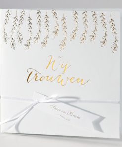 Huwelijksaankondiging in wit luxepapier met gouden blaadjes WIJ TROUWEN