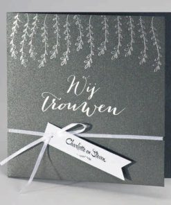 Huwelijksaankondiging in staalgrijs luxepapier met zilveren blaadjes WIJ TROUWEN