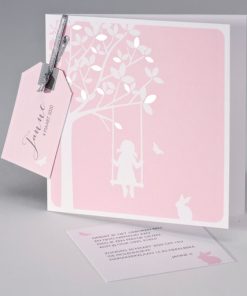 Lief meisje op de schommel