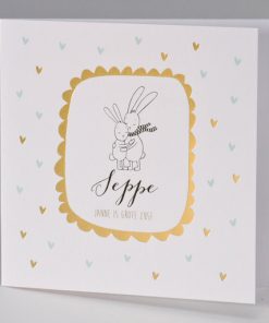 Knuffelende konijntjes in kader van goudfolie