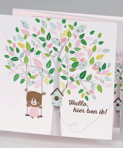 Drieluik schommelende beer aan kleurrijke boom - meisje