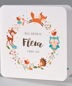 Kleurrijke krans met bloemetjes en bosdiertjes