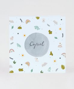 Geboortekaart met speels patroon van kleurrijke dino's