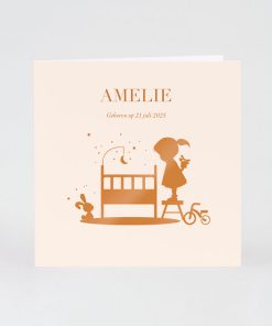 Grote zus bij babybedje