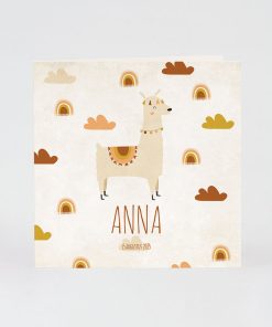 Vrolijke alpaca geboortekaart met wolkjes