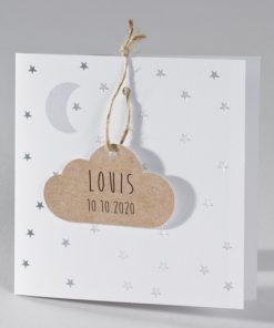 Witte geboortekaart met zilverfoliesterren en kraft wolk