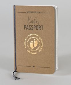 Kraft paspoort geboortekaartje met stempel in koperfolie