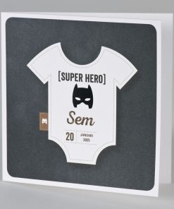 Kaart met rompertje en superheldenmasker in zwarte folie