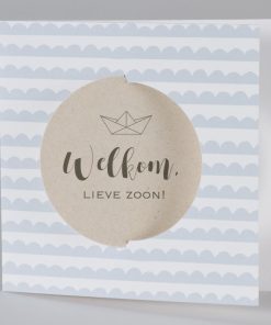 Vierkant geboortekaartje met blauwe golfjes en kraft bol