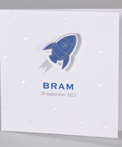 Blauwe raket tussen sterren in zilverfolie