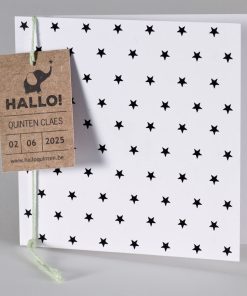 Geboortekaart met zwarte sterren en kraft label