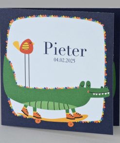 Blauwe geboortekaart met groene krokodil