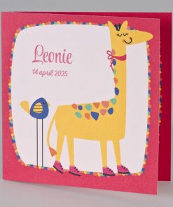 Roze geboortekaart met kleurrijke giraf