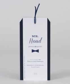 Donkerblauwe geboortekaart in tagvorm met blauwe strik