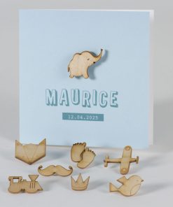 Lichtblauwe geboortekaart met houten motiefje naar keuze