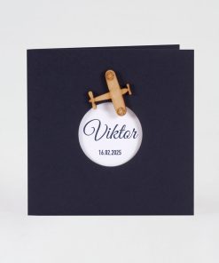 Donkerblauwe geboortekaart met houten vliegtuigje en uitkap voor naam