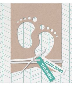 Modern geboortekaartje met uitgesneden voetjes in kraft papier