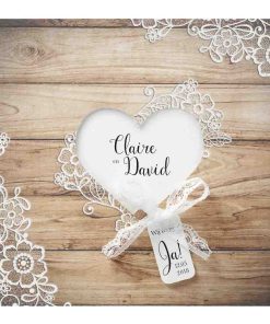 Moderne trouwkaart met steigerhout en hartvormige uitsnede