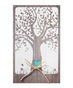 Moderne trouwkaart met uitsnede van een hart in de boomstam