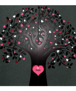 Moderne trouwkaart met boom van hartjes en opvallend roze binnenkant