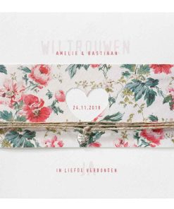 Klassieke trouwkaart met bloemen en hartjes bedeltje aan touwtje
