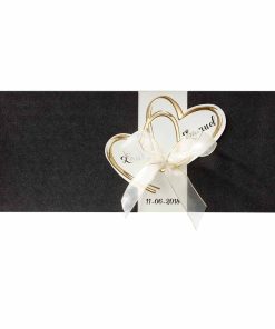 Bijzondere trouwkaart met uitstekende harten in chique zwart