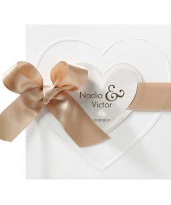 Romantische trouwkaart op parelmoerpapier met lint en harten