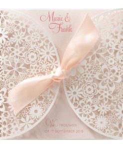 Romantische trouwkaart met opengewerkt kant en roze lint