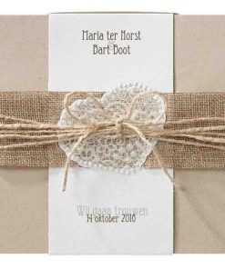 Hippe trouwkaart op kraftpapier met wikkel van jute en touwtje