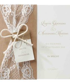 Stijlvolle trouwkaart in een hoesje van kraftpapier met kant