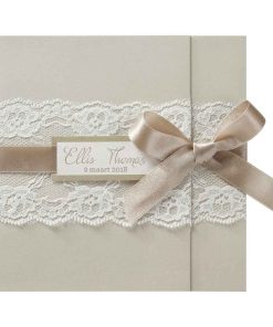 Romantische trouwkaart in champagne kleur met kant en lint