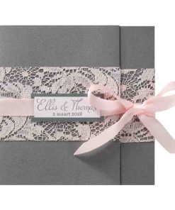 Stijlvolle trouwkaart met roze kant en satijnen lint
