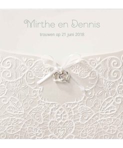 Luxe trouwkaart in sierlijke hoes met twee subtiele metalen hartjes