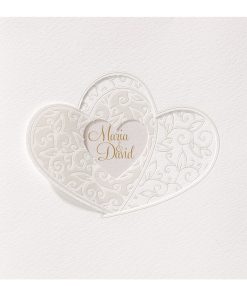 Trouwkaart met sierlijk uitgesneden harten op parelmoerpapier